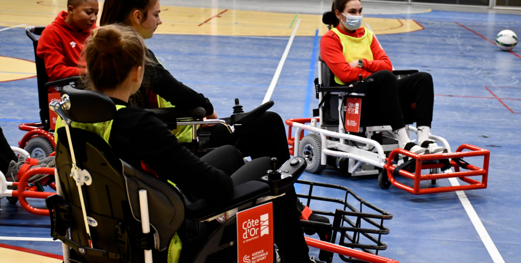 Initiation au foot-fauteuil pour nos féminines