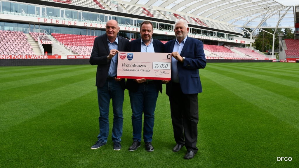 Vente aux enchères : remise du chèque au District de Côte-d’Or