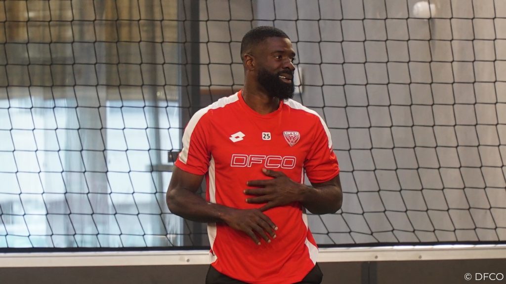 Bruno Ecuele Manga lors de la séance en salle avant l'entraînement