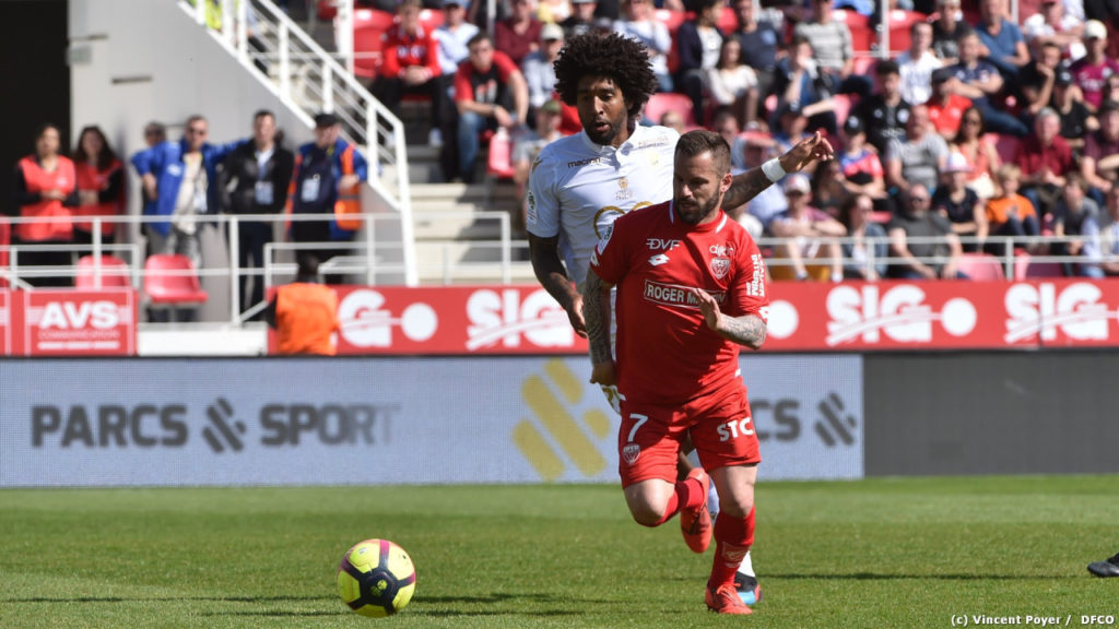 Zoom adversaire : Nice regarde vers le haut