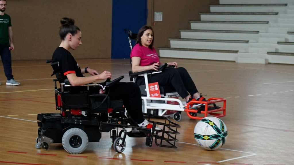 Initiation au foot-fauteuil pour nos féminines
