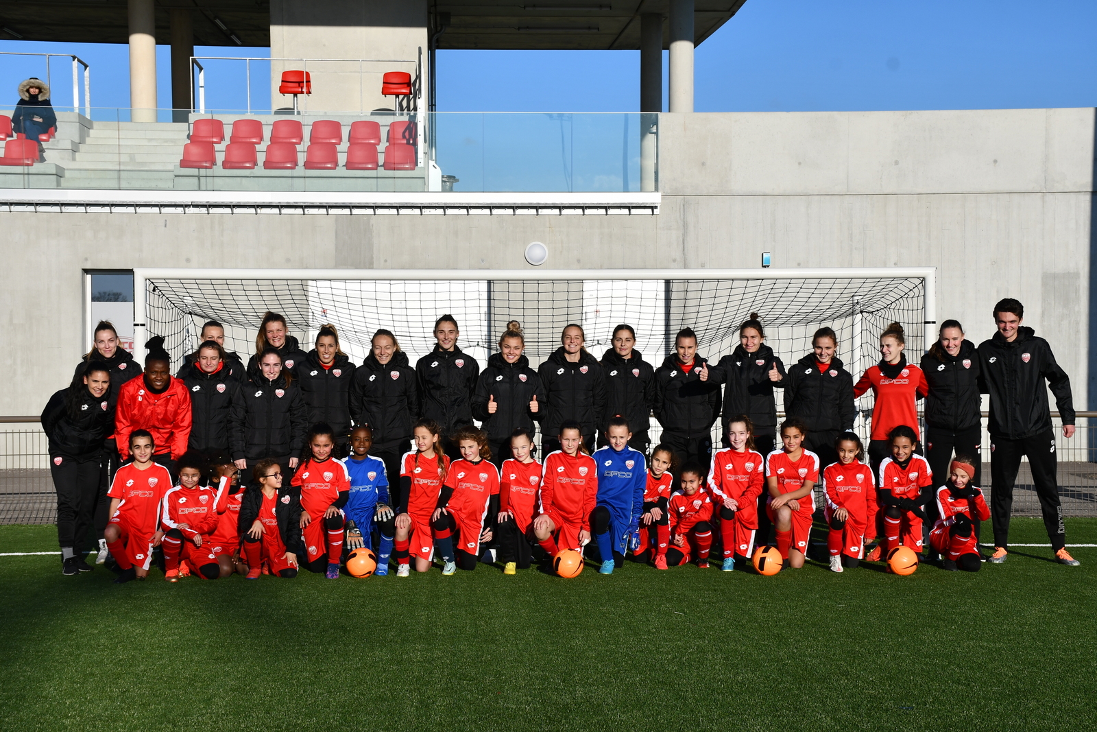 École de Foot – D1 Arkema : un joli moment de partage!