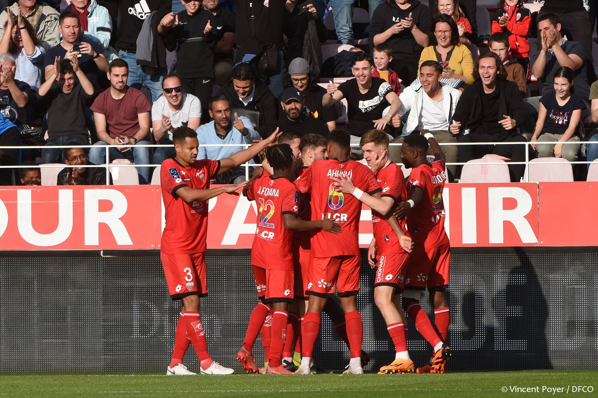 Brillant contre Amiens (3-0), le DFCO reste dans la course !