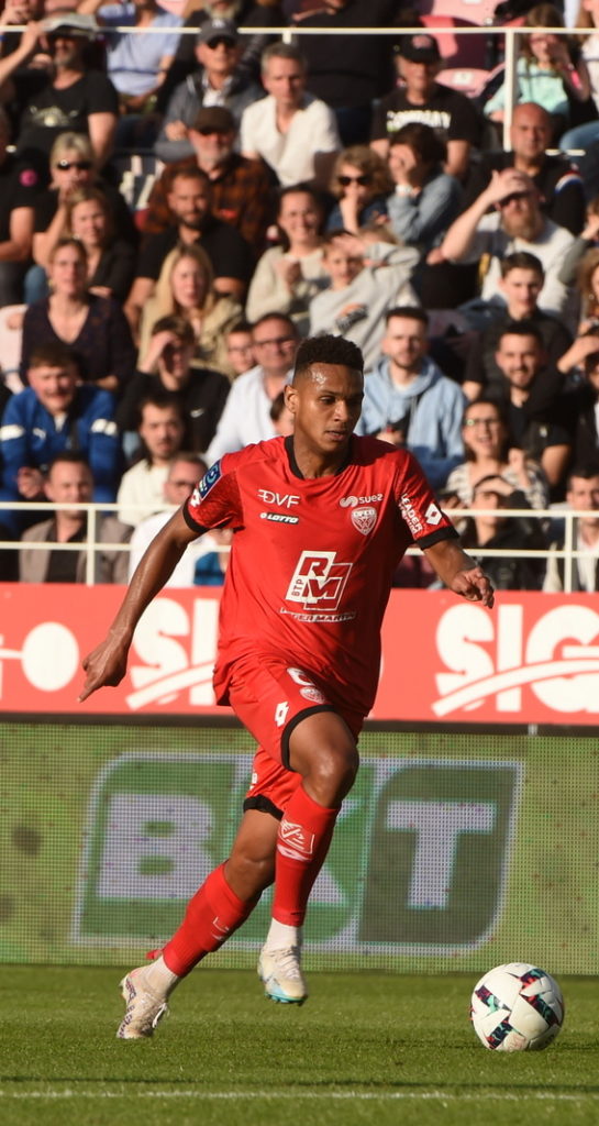 Lancement de la vente aux enchères des maillots aux numéros arc-en-ciel 