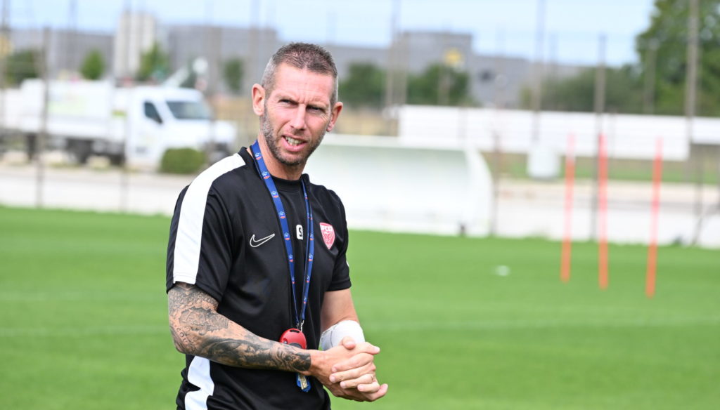 Micro intégré sur Sébastien Joseph