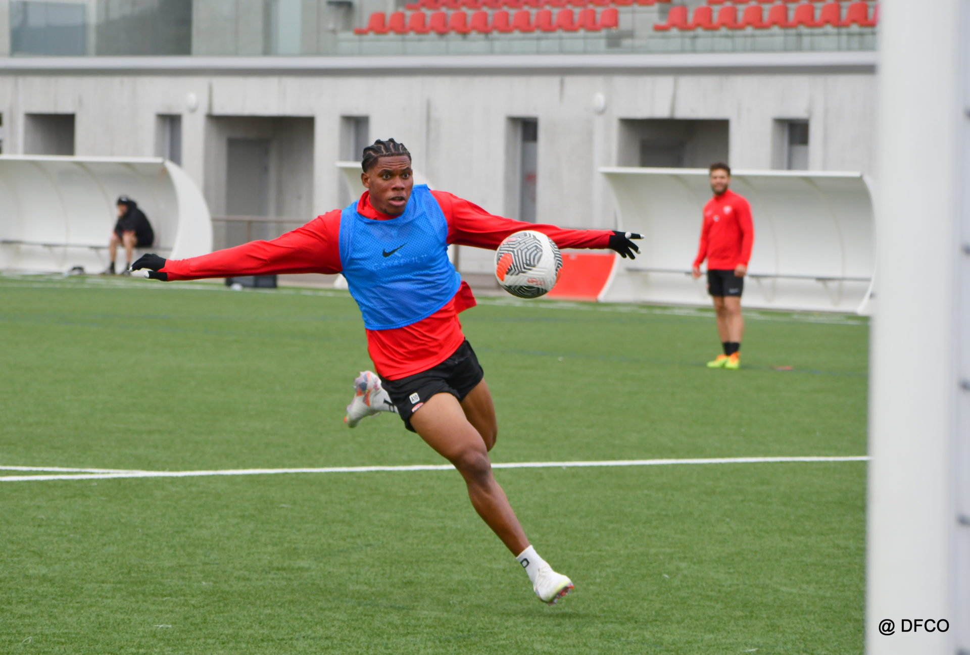 Avant Versailles, le DFCO se prépare sur synthétique : l&rsquo;album photos